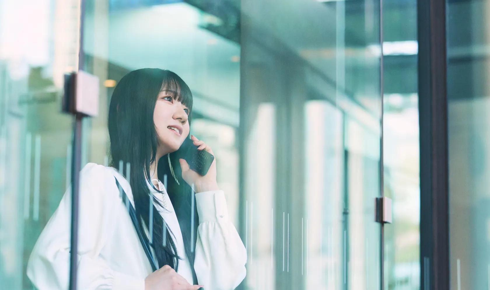 BPOデザイナーが電話応対している様子