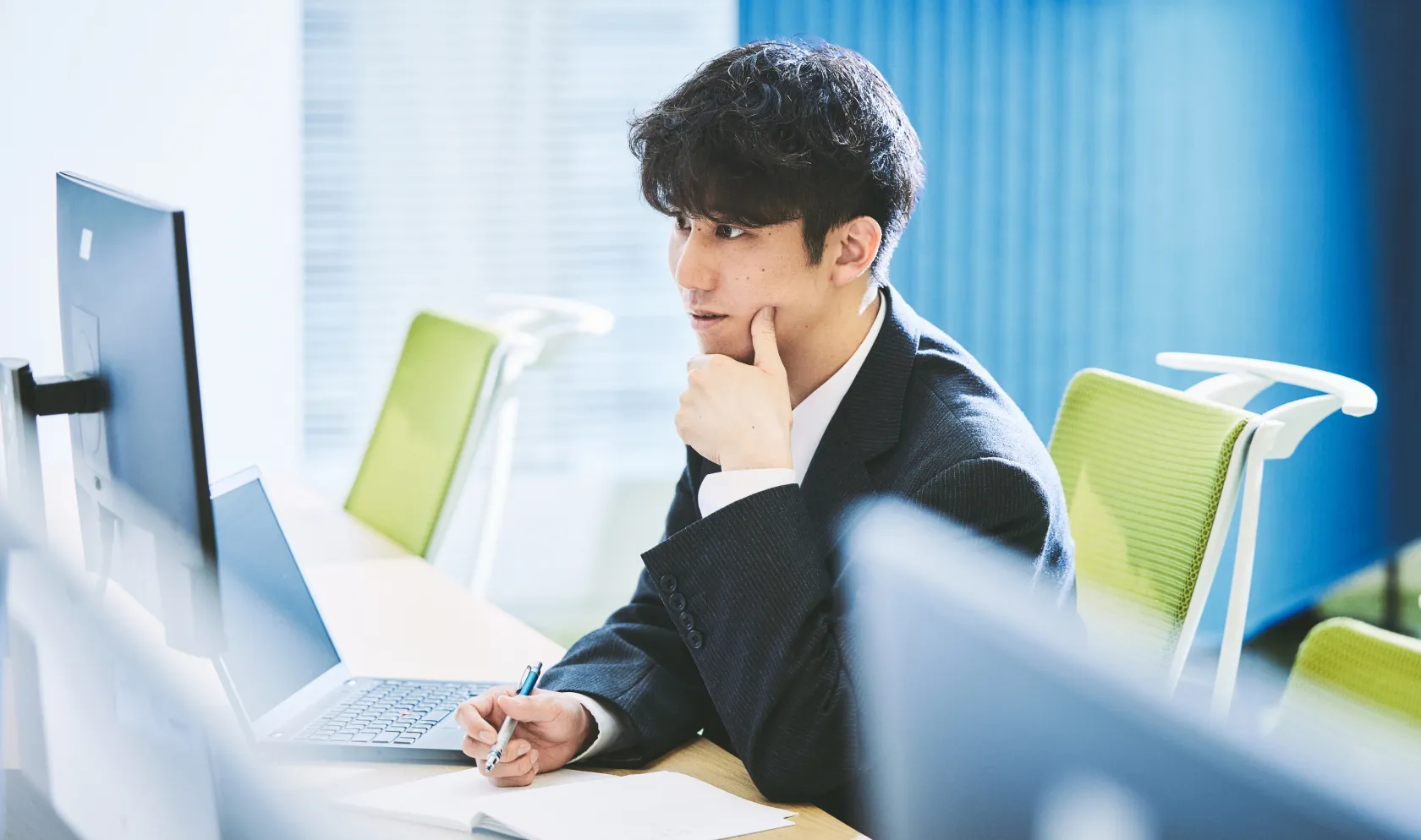 BPOインテグレータがオフィスでPCを見ながら業務分析を行う様子