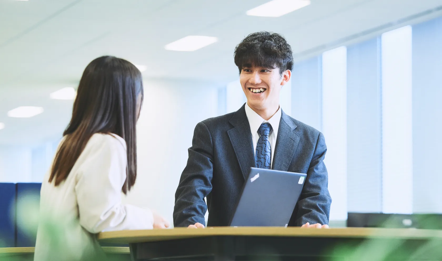 BPOインテグレータがオフィスで打ち合わせをする様子