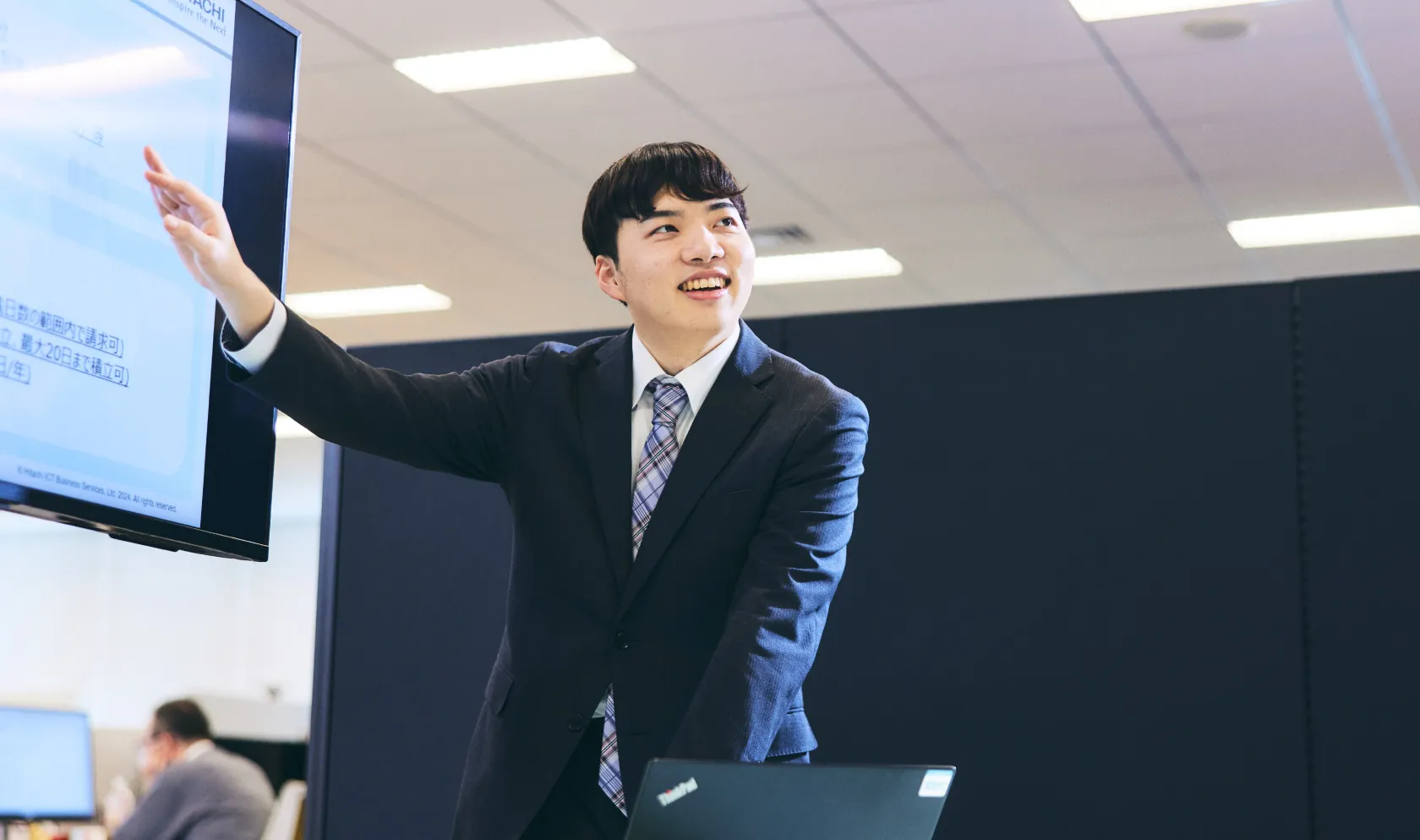 DXエンジニアがオフィスでプレゼンテーションを行う様子