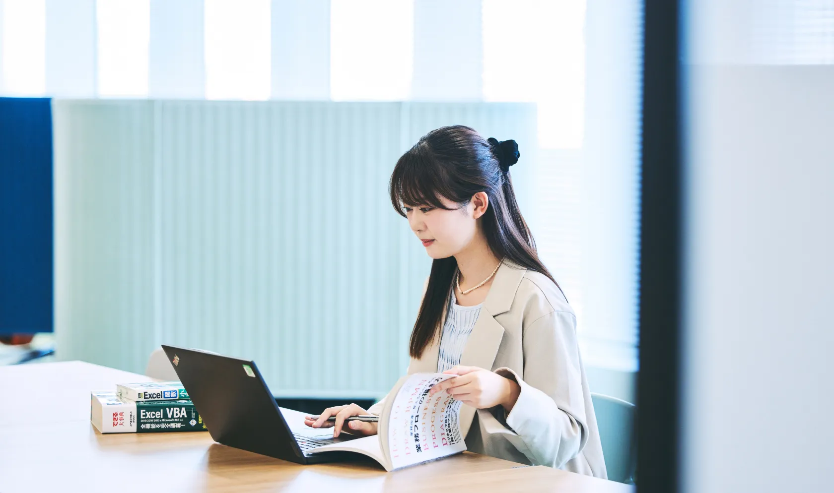 BPOオペレータが書籍から業務の進め方を検討している様子