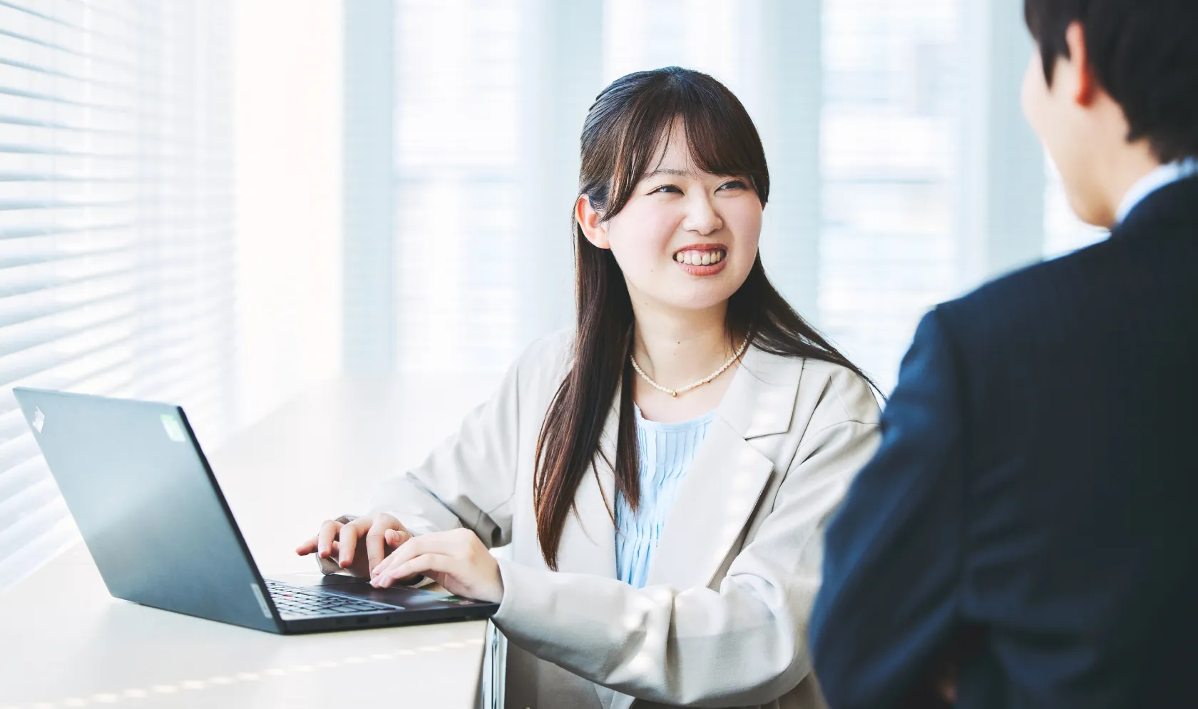 BPOオペレータがヒアリングをしながら業務を行う様子