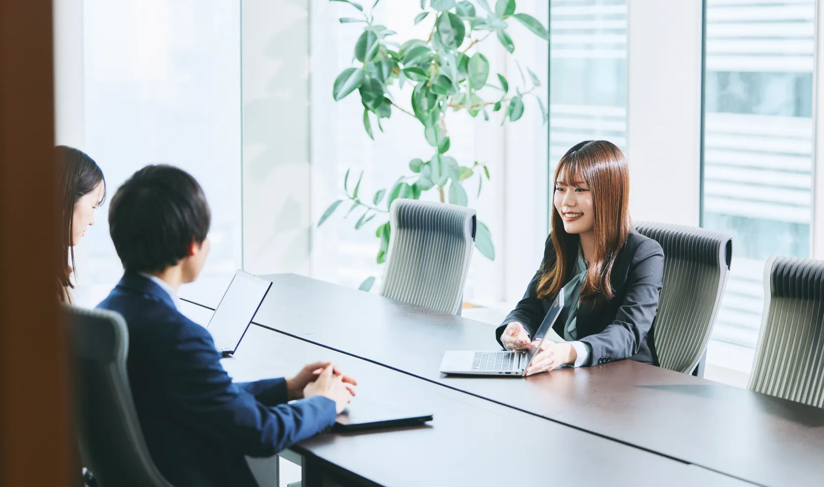 営業社員が会議室で業務説明を行う様子