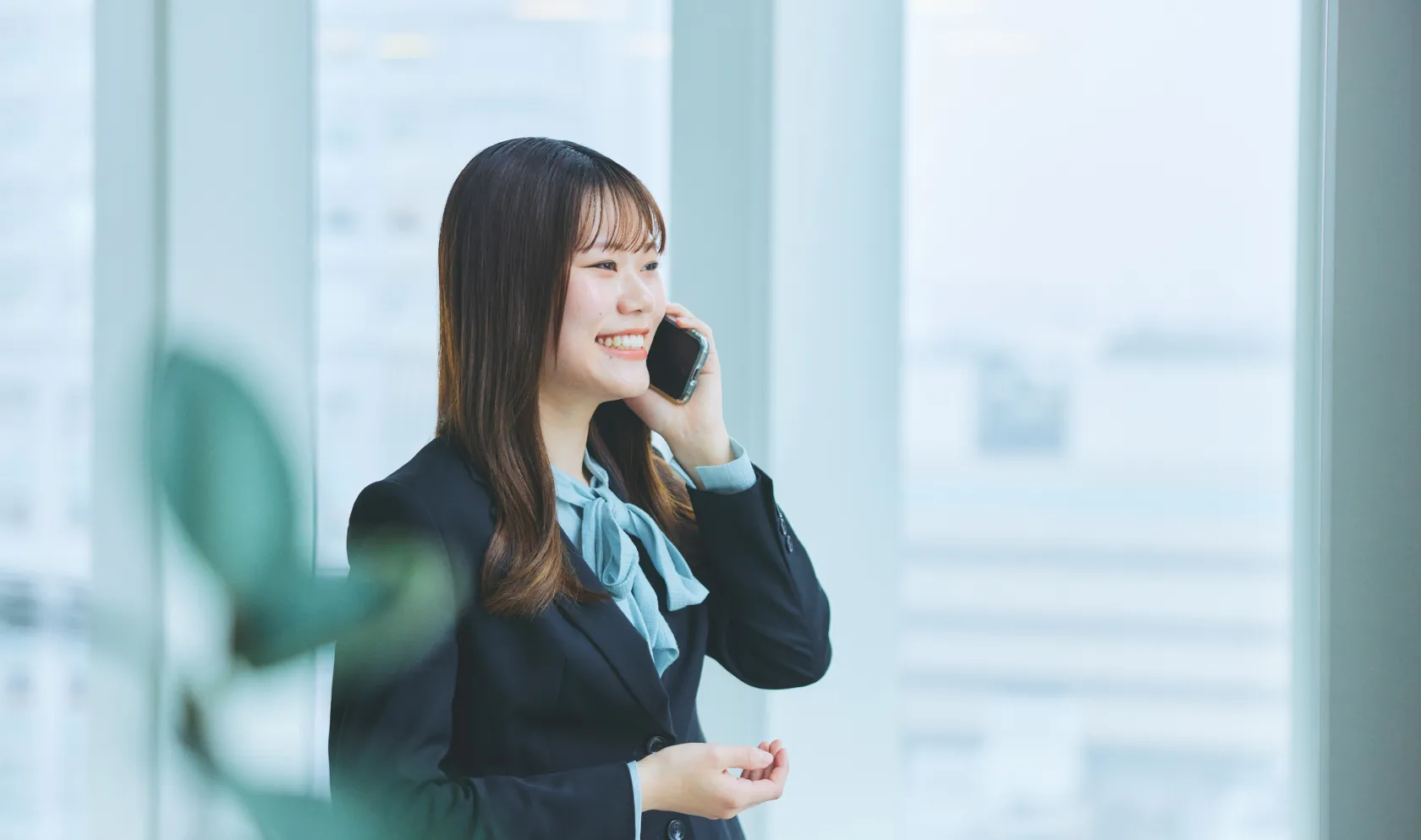 営業社員が電話応対している様子