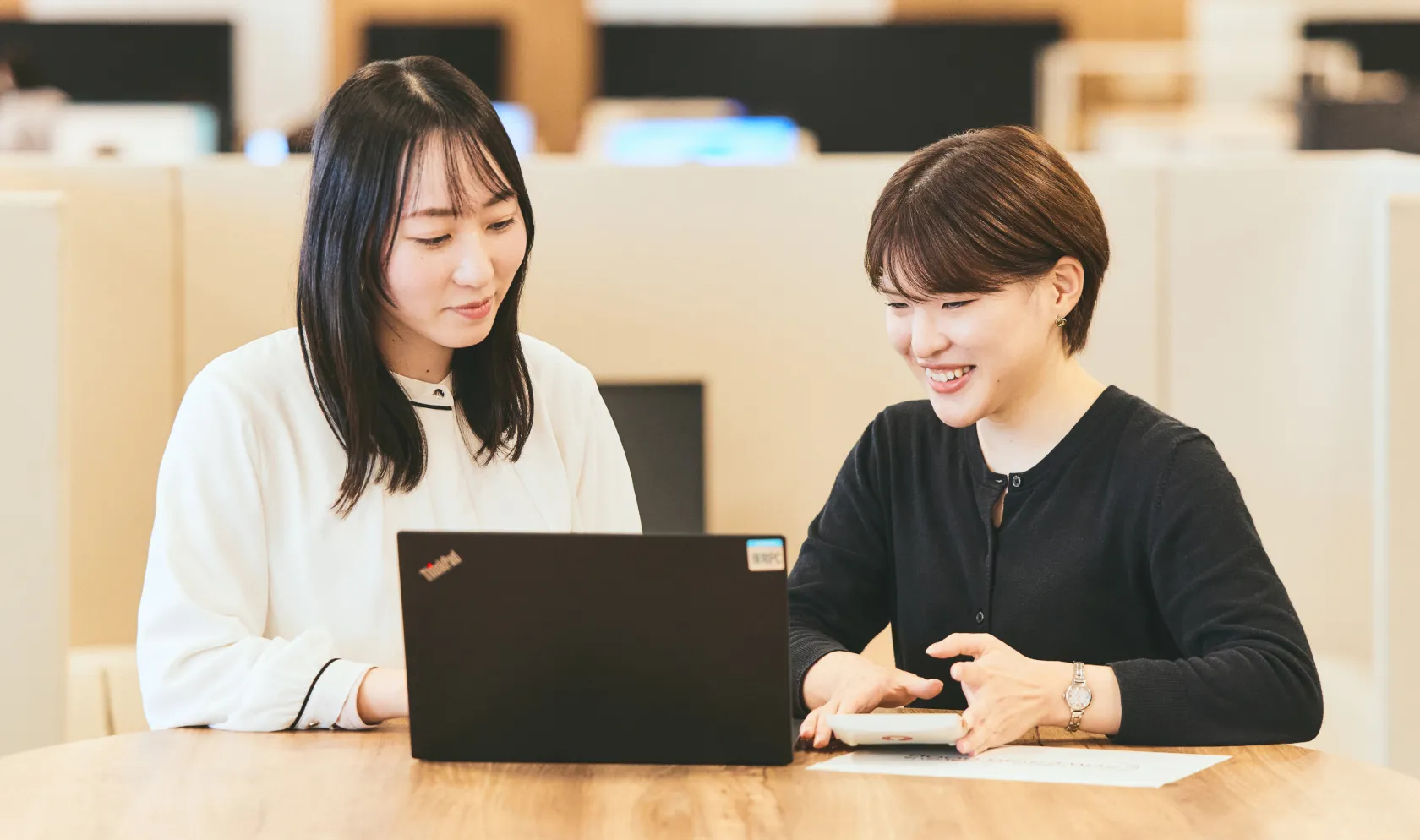 社員が財務業務の事前打ち合わせをしている様子