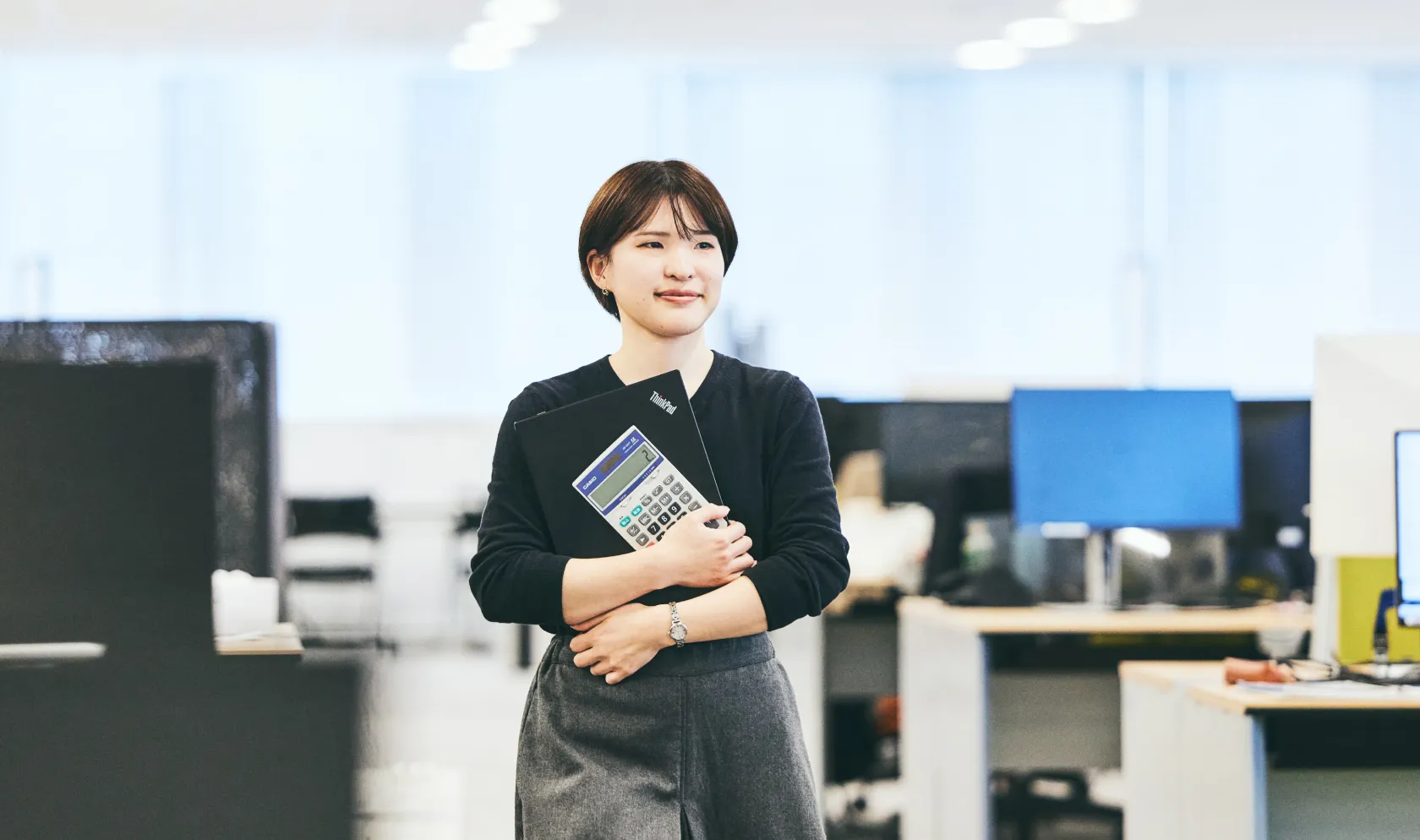 オフィスでの財務業務の様子