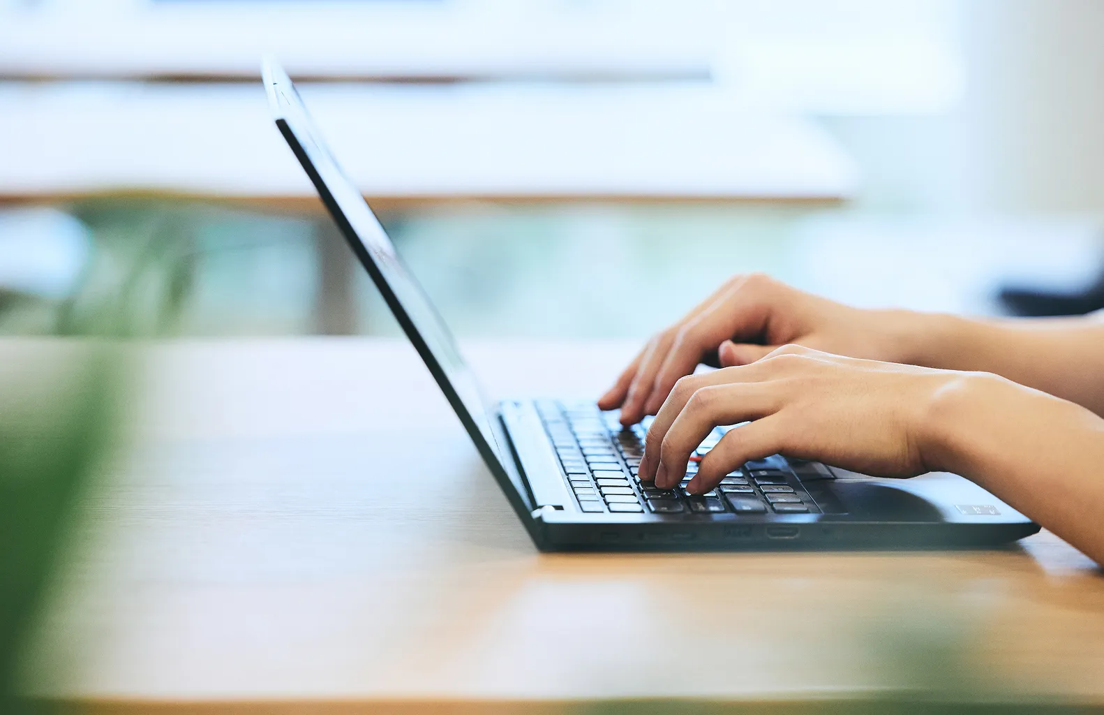 ノートパソコンを操作している手元